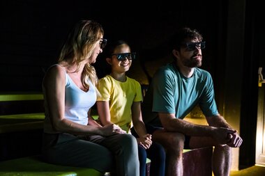 Family sits in multimedia and 3D cinema  | © nockalmstrasse.at/Stabentheiner