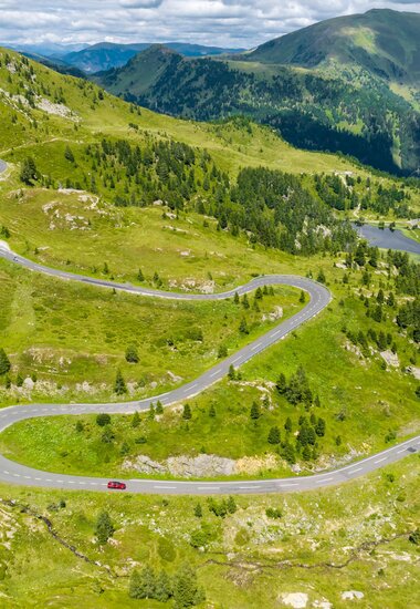 Aerial view of the bends on the Nockalm Road | © nockalmstrasse.at/Stabentheiner