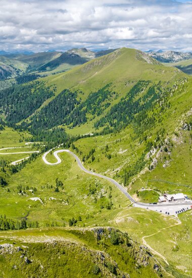 Aerial view of the Nockalm Road with a view of the Glockenhütte | © nockalmstrasse.at/Stabentheiner
