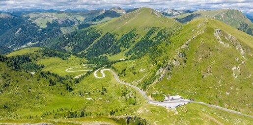Aerial view of the Nockalm Road with a view of the Glockenhütte | © nockalmstrasse.at/Stabentheiner