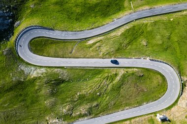 Aerial photograph of the Nockalm road with bends | © nockalmstrasse.at/Stabentheiner