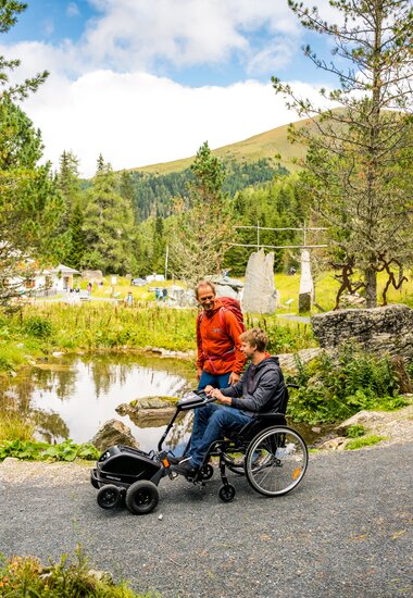 Wheelchair users and biosphere park rangers at the Grundalm  | © Biosphärenpark Nockberge/Stabentheiner